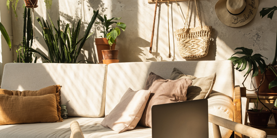 Cvijeće je efektna dekoracija za balkon u Tulum stilu. Egzotične lončanice na zelenom balkonu u boho stilu